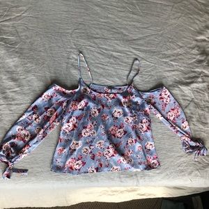 Shoulder-less flower top